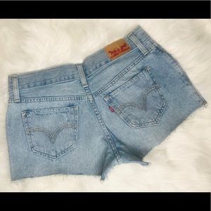 🏇🏽 Levi’s Distressed Shorts